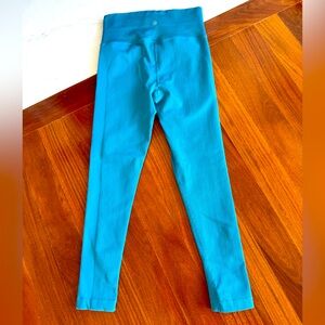 ATHLETA AURORA SEAMLESS LEGGING Women’s Sports Yoga STUDIO Size M
New Condition